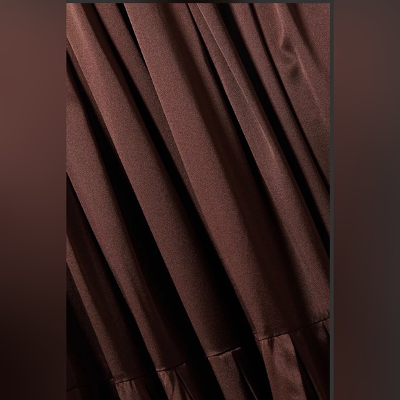 V-neck pleated dress - Picture 7 of 12